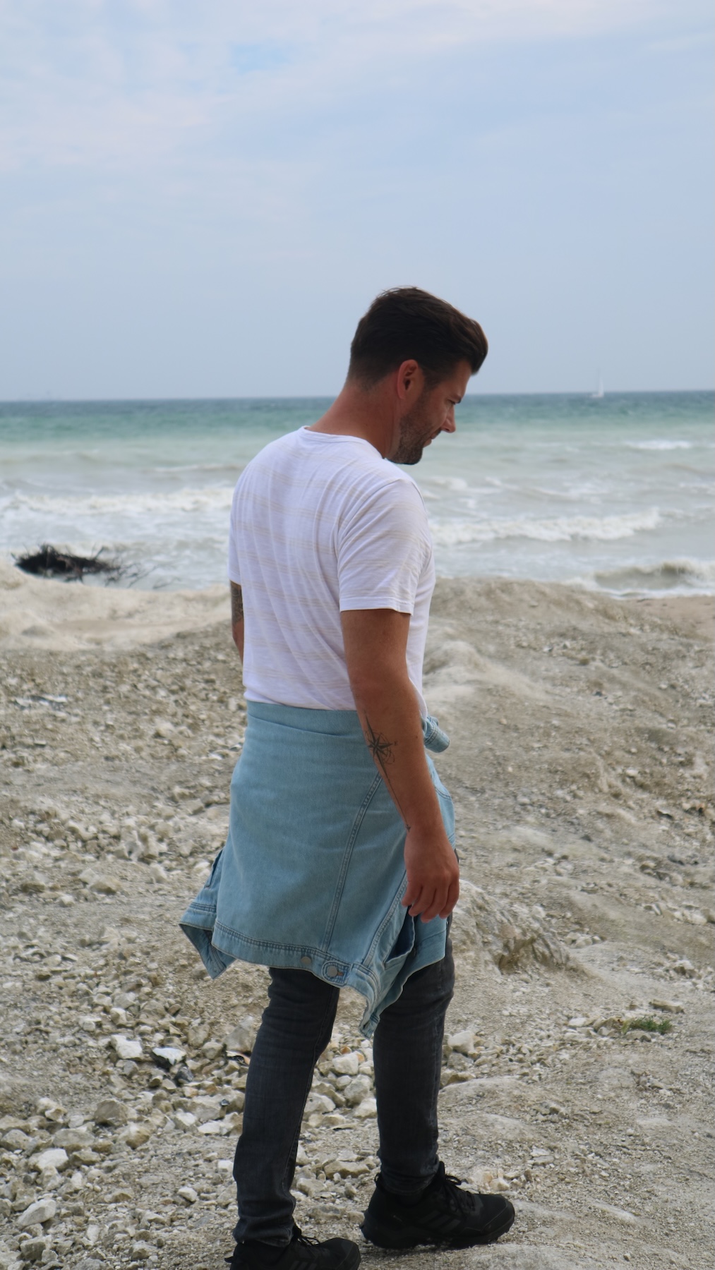 Man zoekt fossielen op het strand