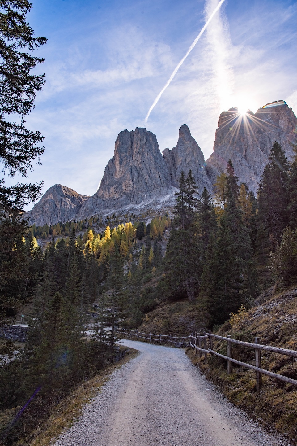 De zon laat zich net achter de Geislerspitzen zien