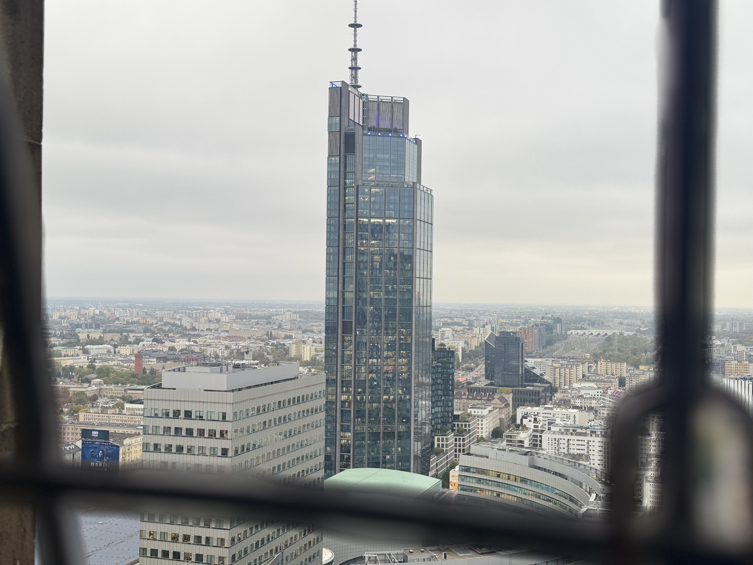 De Varso Tower gezien vanaf het Paleis van Cultuur en Wetenschap, voorheen het hoogste gebouw van Warschau