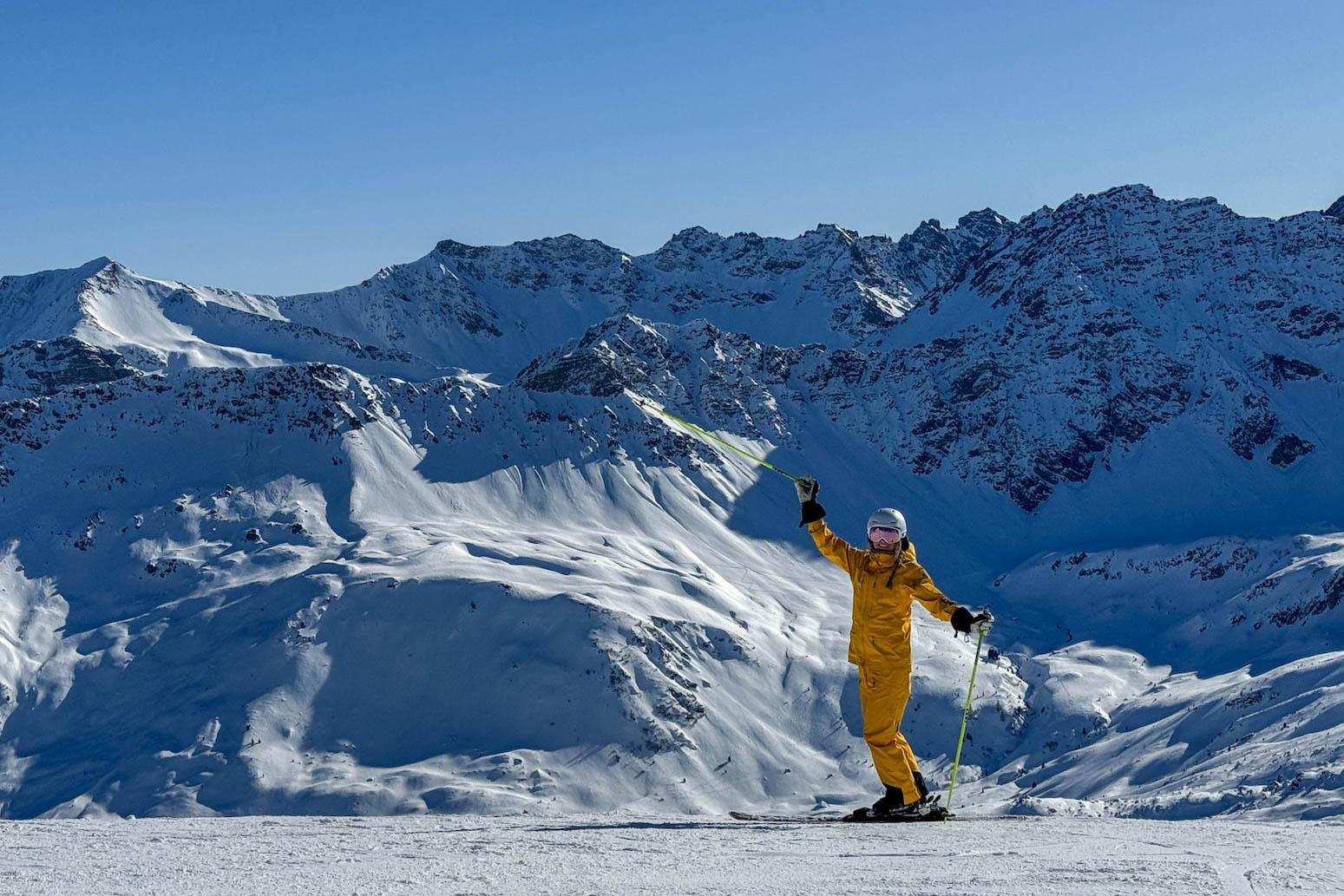 Skiër op de pistes van Arosa in Zwitserland