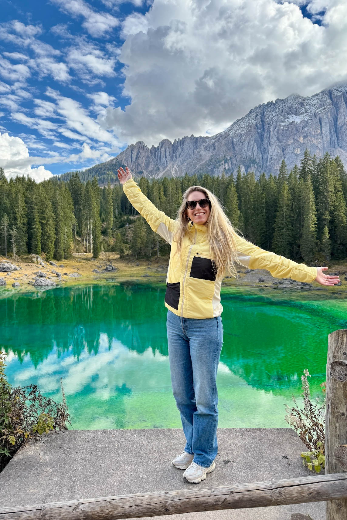 Vrouw met op de achtergrond Lago di Carezza