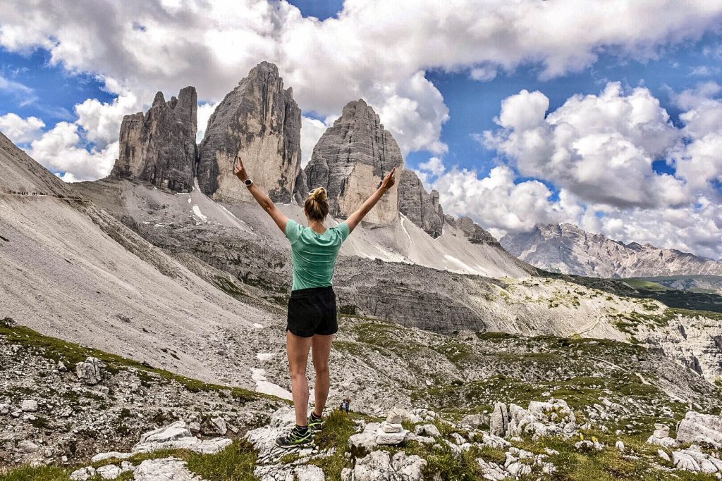 Vrouw staat voor de Drei Zinnen, Tre Cime di Lavaredo in Italië