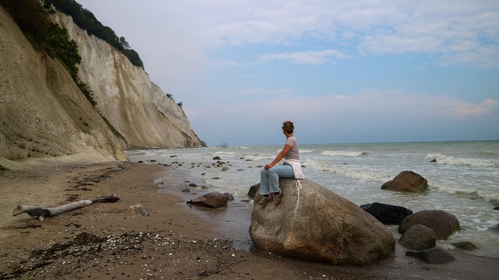 Vrouw op een rots op eiland Mon in Denemarken