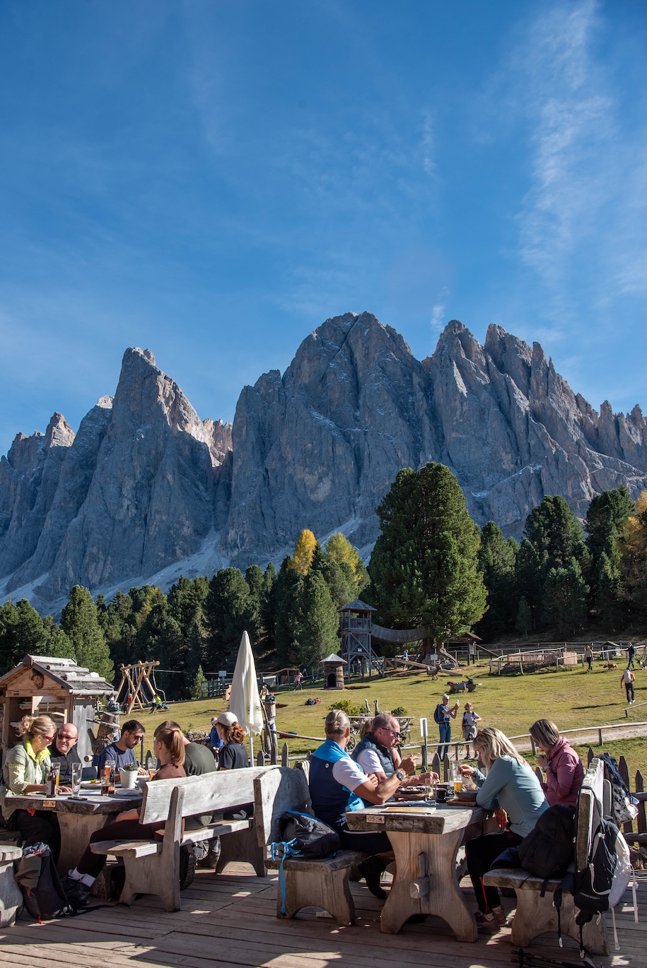 Terras van de Geisler Alm met op de achtergrond het Odle massief