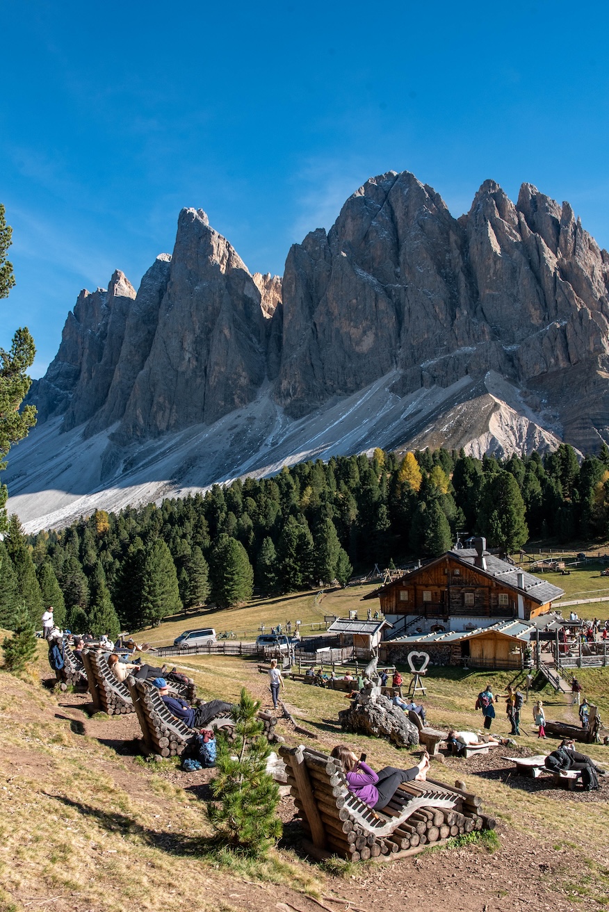Houten ligbedden bij de Geisler Alm