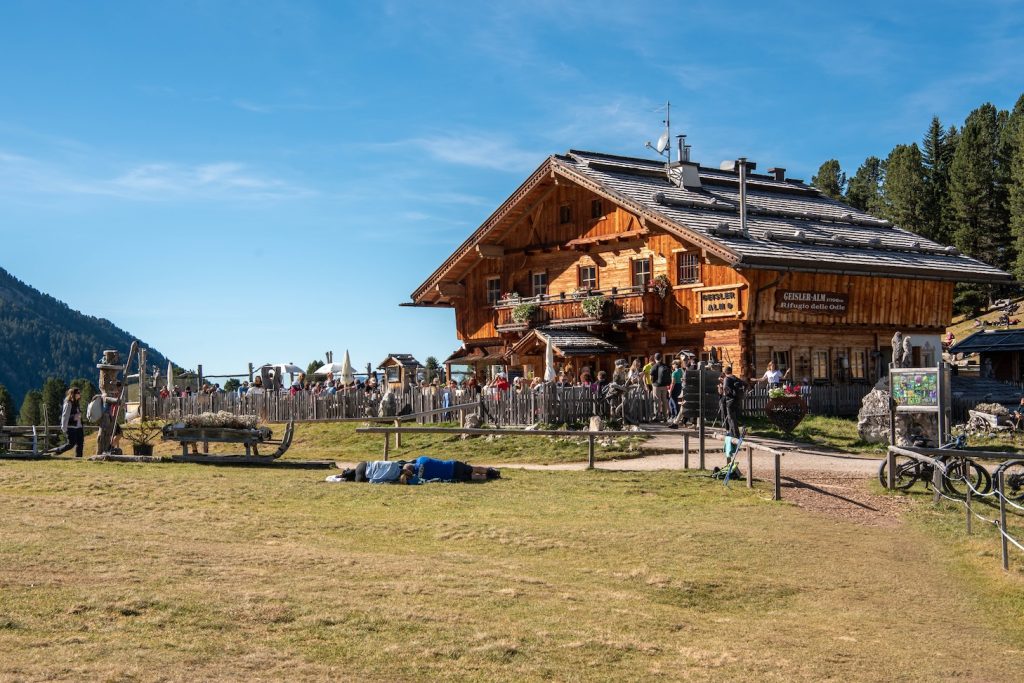De Geisler Alm in de zomer, in Val di Funes