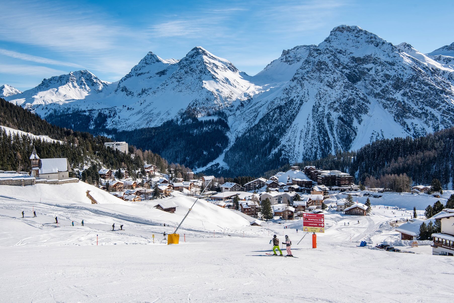 Piste met verse sneeuw en blauwe lucht in skigebied Arosa in Zwitserland