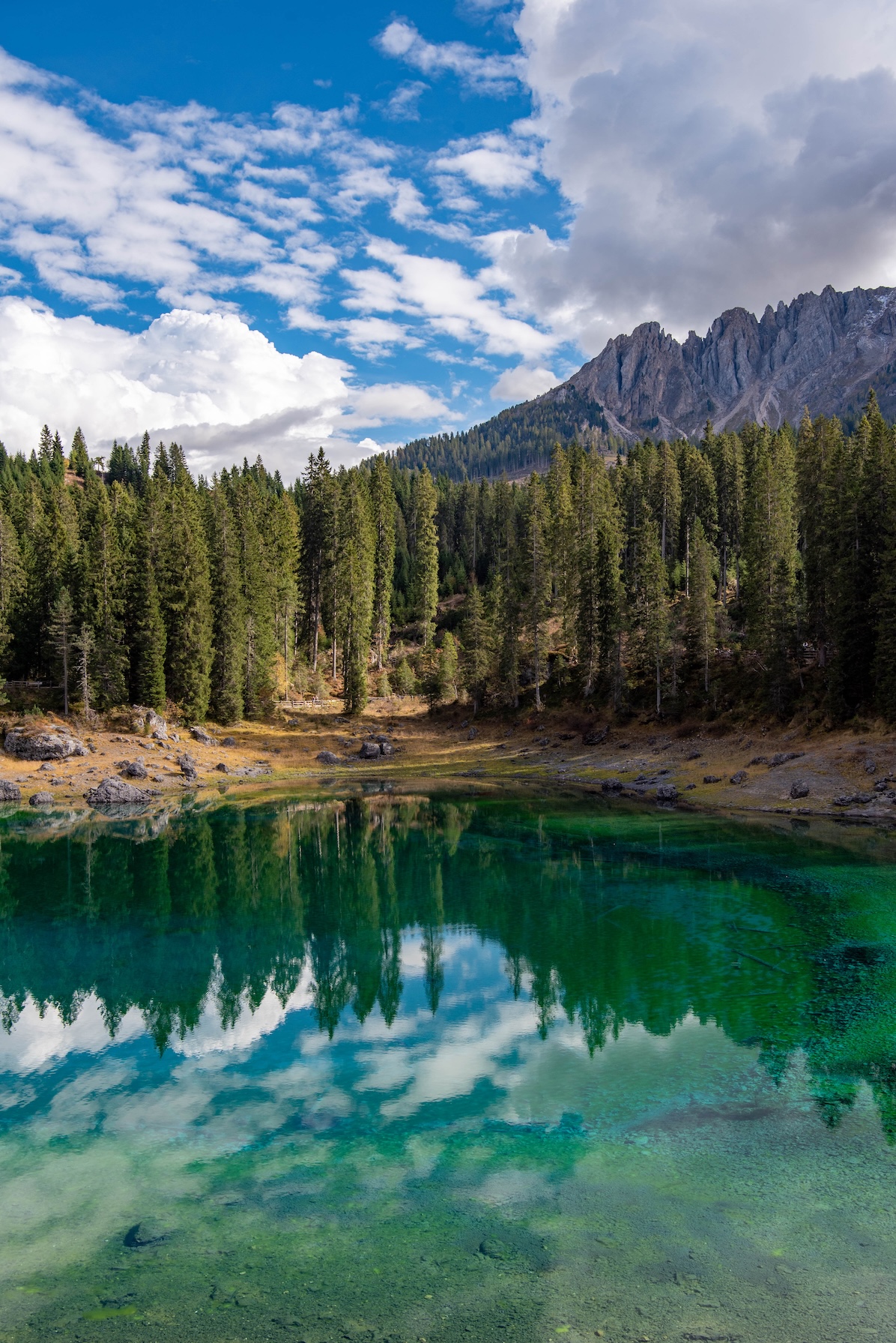 De Karersee in de Dolomieten op een zonnige dag