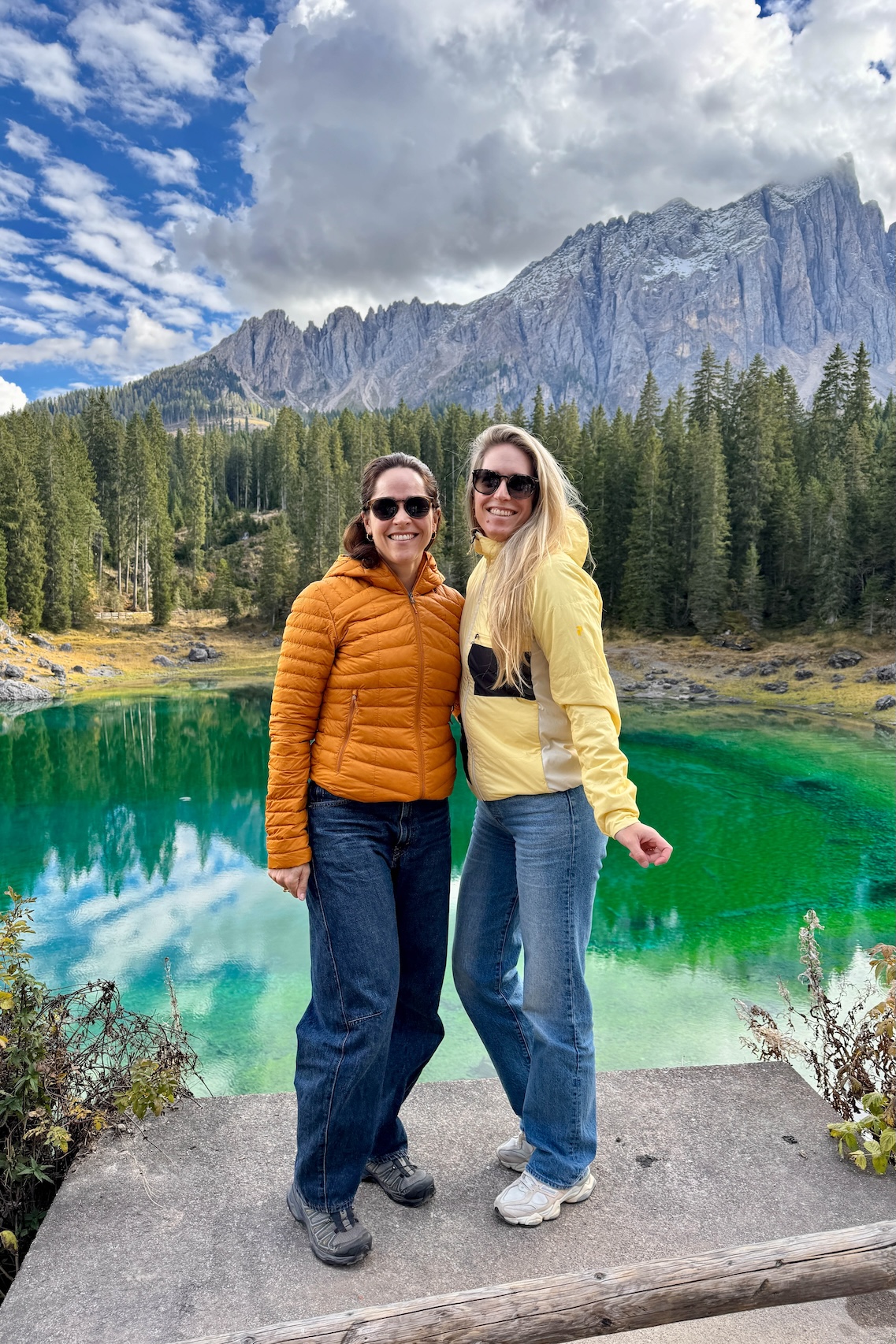Vrouwen poseren voor Lago di Carezza