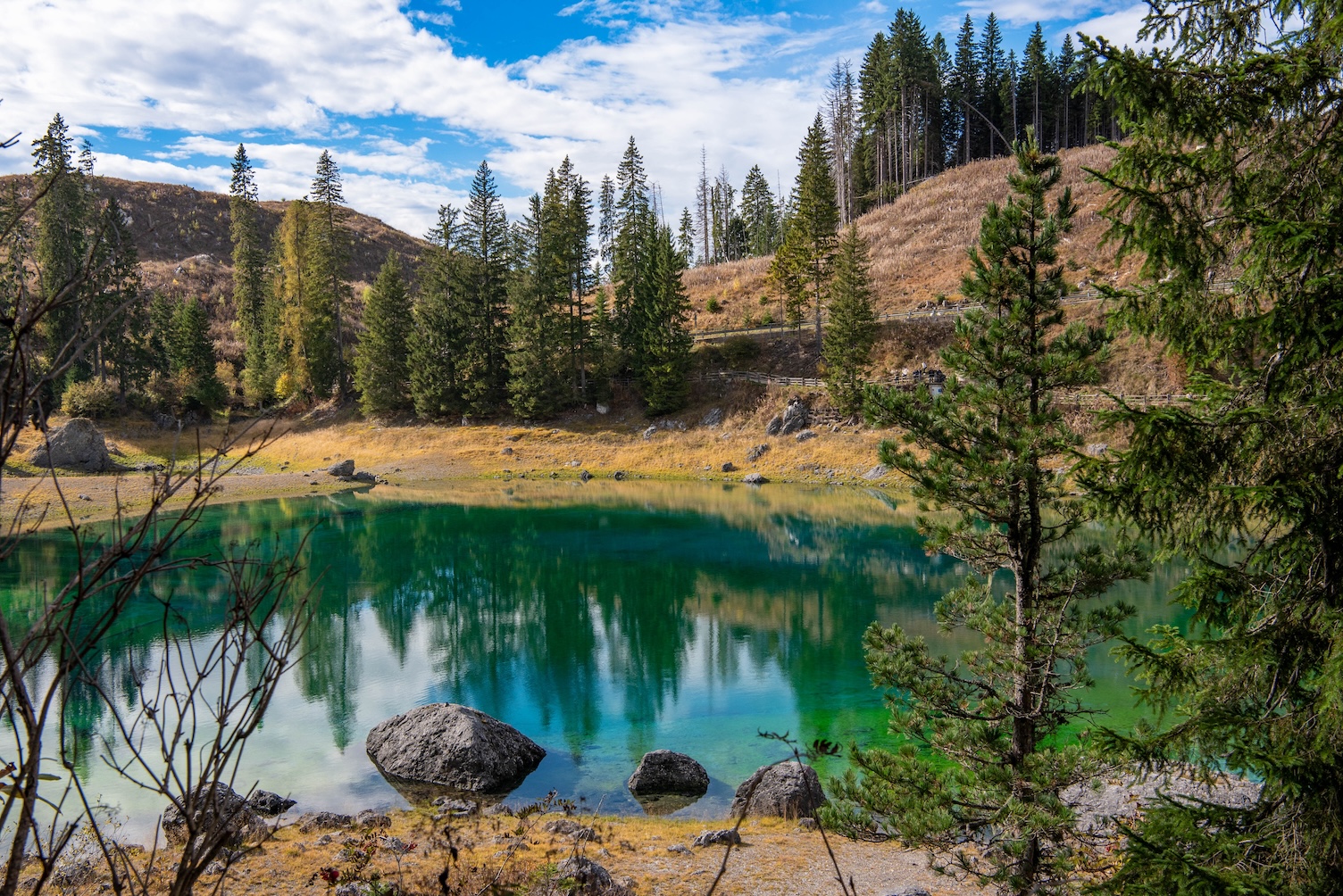 Uitzicht vanaf de overkant van Lago di Carezza