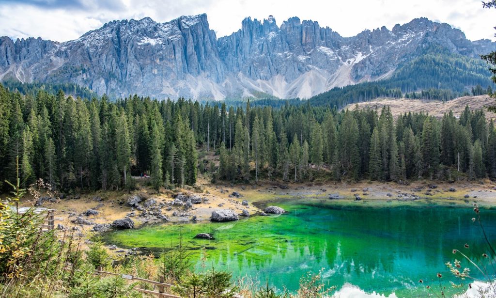 Lago di Carezza op een zonnige dag met op de achtergrond de Latemar