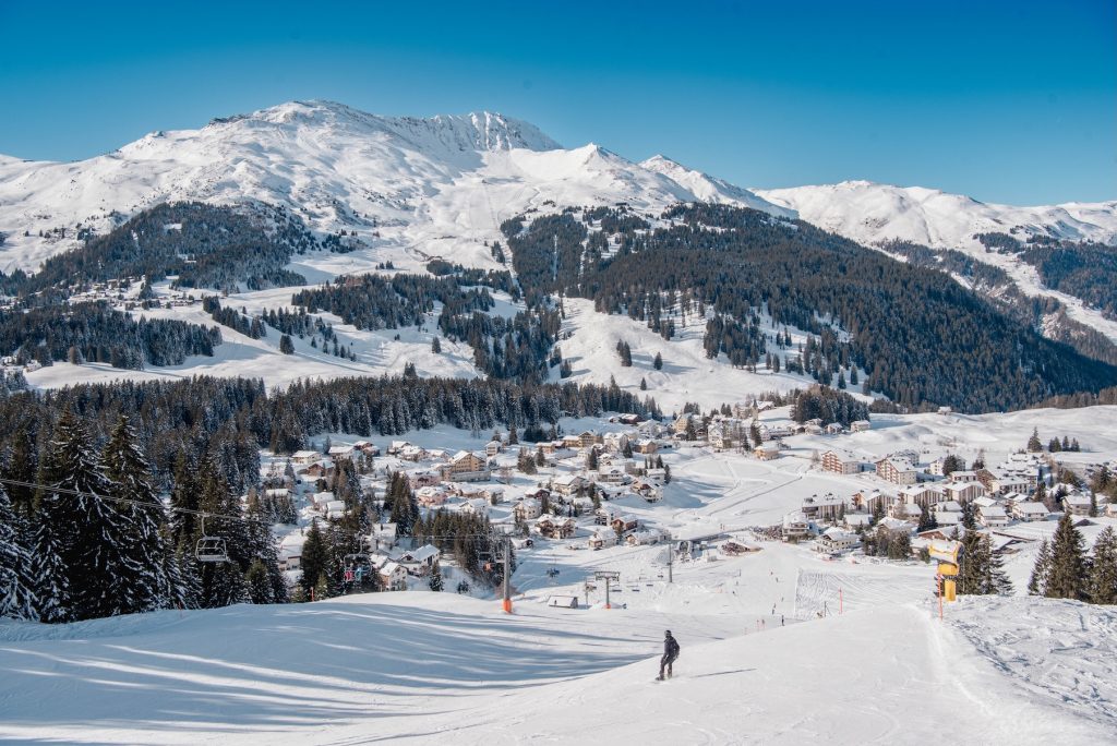 Uitzicht op Lenzerheide op een zonnige dag met verse sneeuw