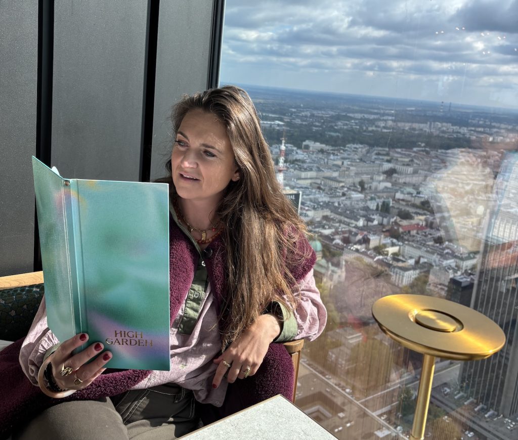 Carlissa luncht in de High Garden in de Varso Tower