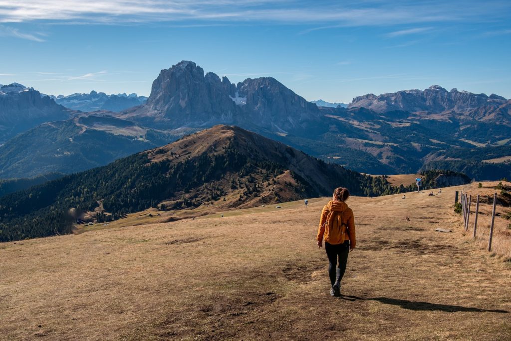 Vrouw geniet van uitzicht op de Dolomieten in Noord-Italië