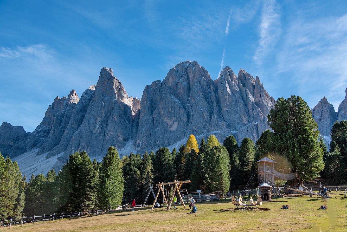 Odle-massief omringd door herfstkleuren in de Dolomieten