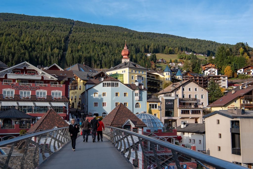 Uitzicht op het dorp Ortisei in Val Gardena in de Dolomieten