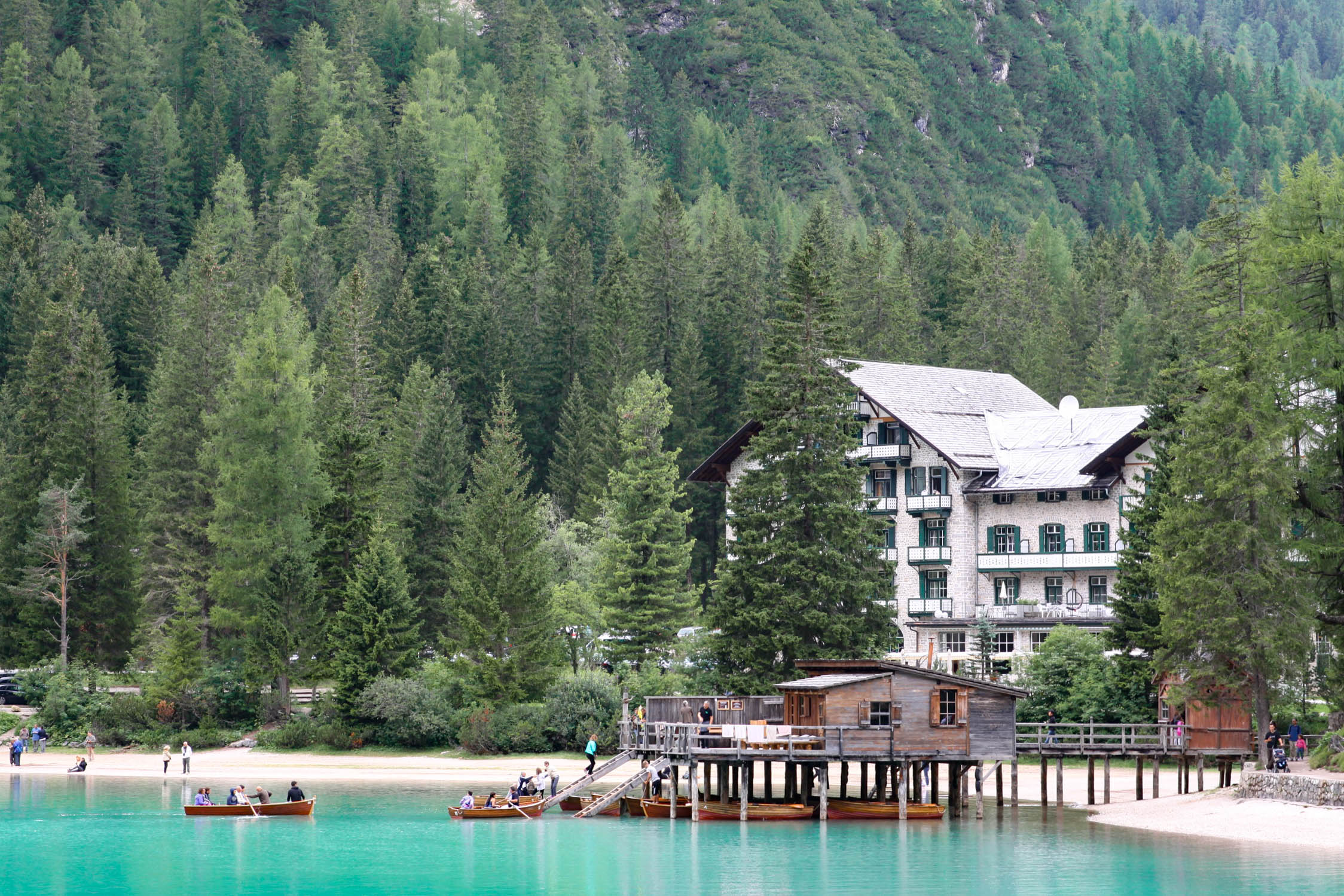 Roeibootjes op de Pragser Wildsee in de zomer