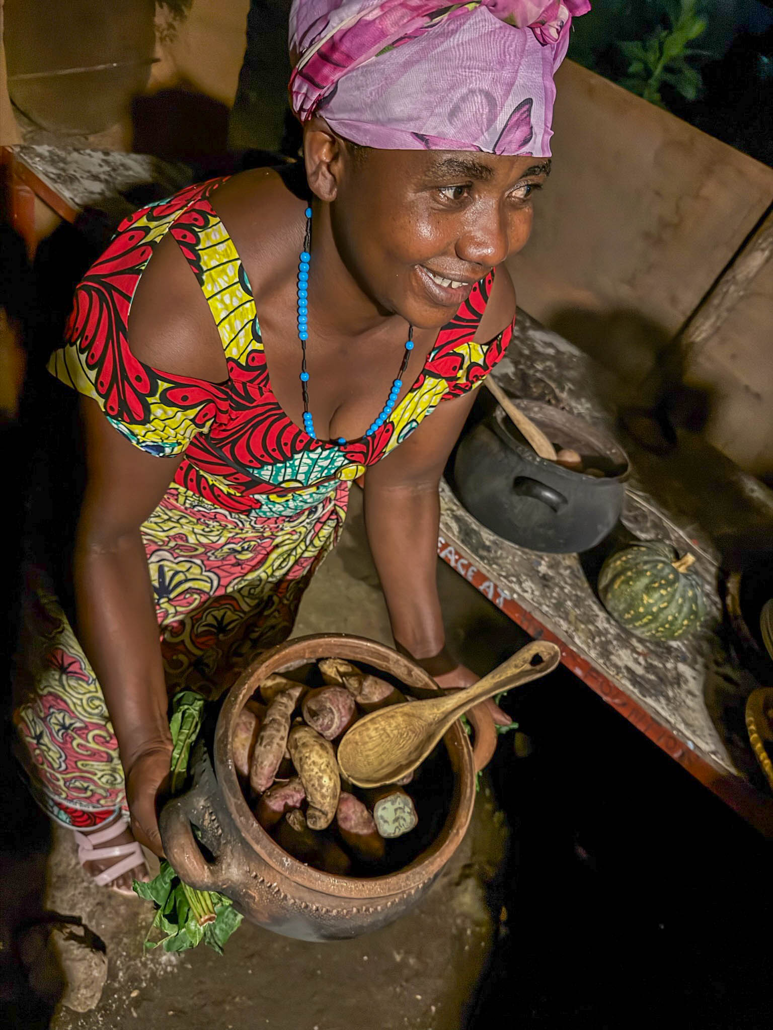 Rwandese vrouw maakt eten klaar op traditionele wijze