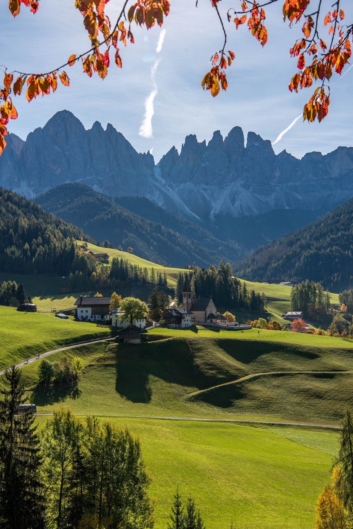 Uitzicht op het kerkje van Santa Maddalena met herfstkleuren