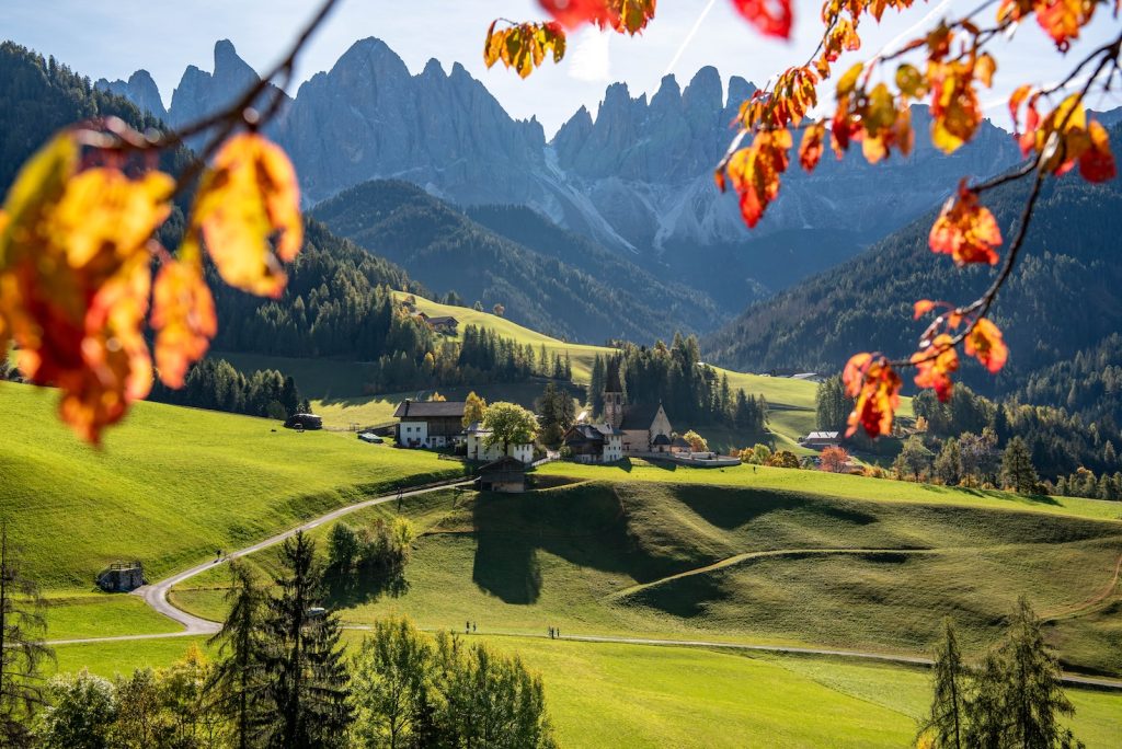 Uitzicht op het dorpje Santa Maddalena, de kerktoren en de Dolomieten op de achtegrond