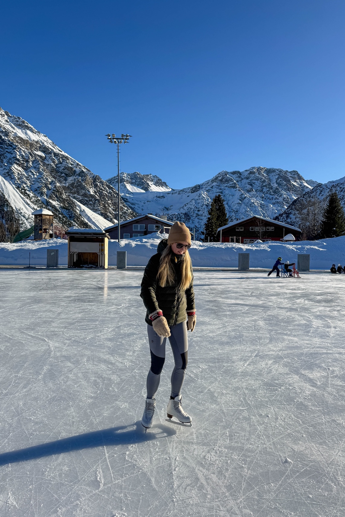 Rondje schaatsen op de schaatsbaan in Arosa