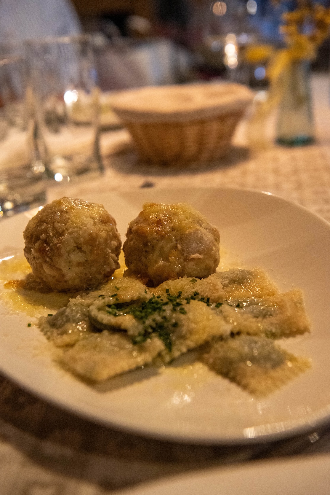 Typische törggelen gerechten: käseknödel en Schlutzkrapfen