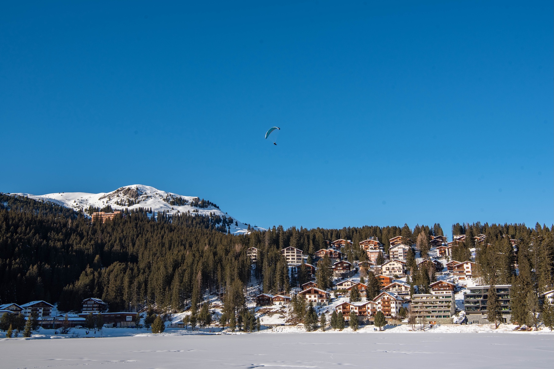 Wandeling rondom het meer in Arosa in de winter