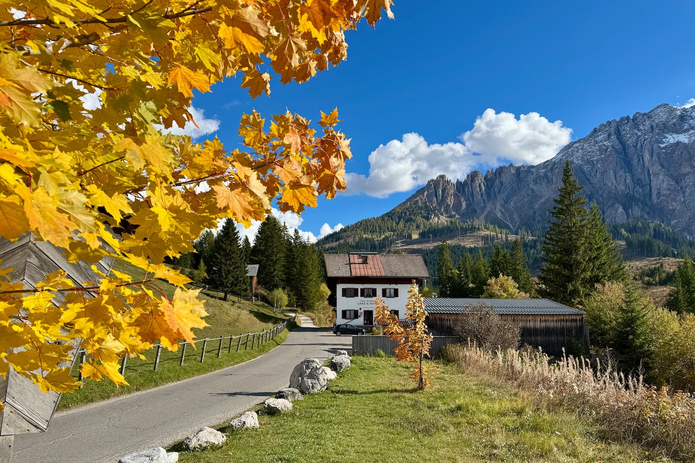 Uitzicht tijdens een langere wandeling rondom Lago di Carezza