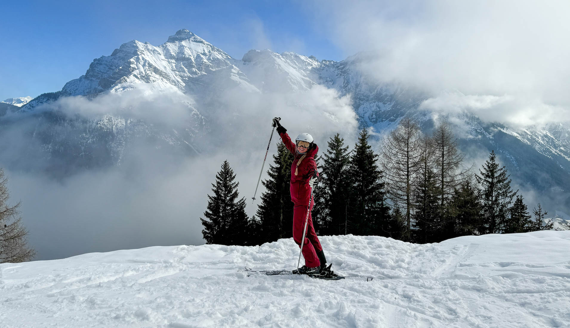 Vrouw op ski's met mooi uitzicht