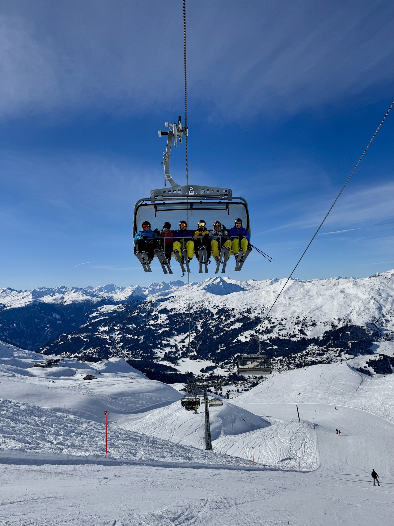 Skiërs in een stoeltjeslift