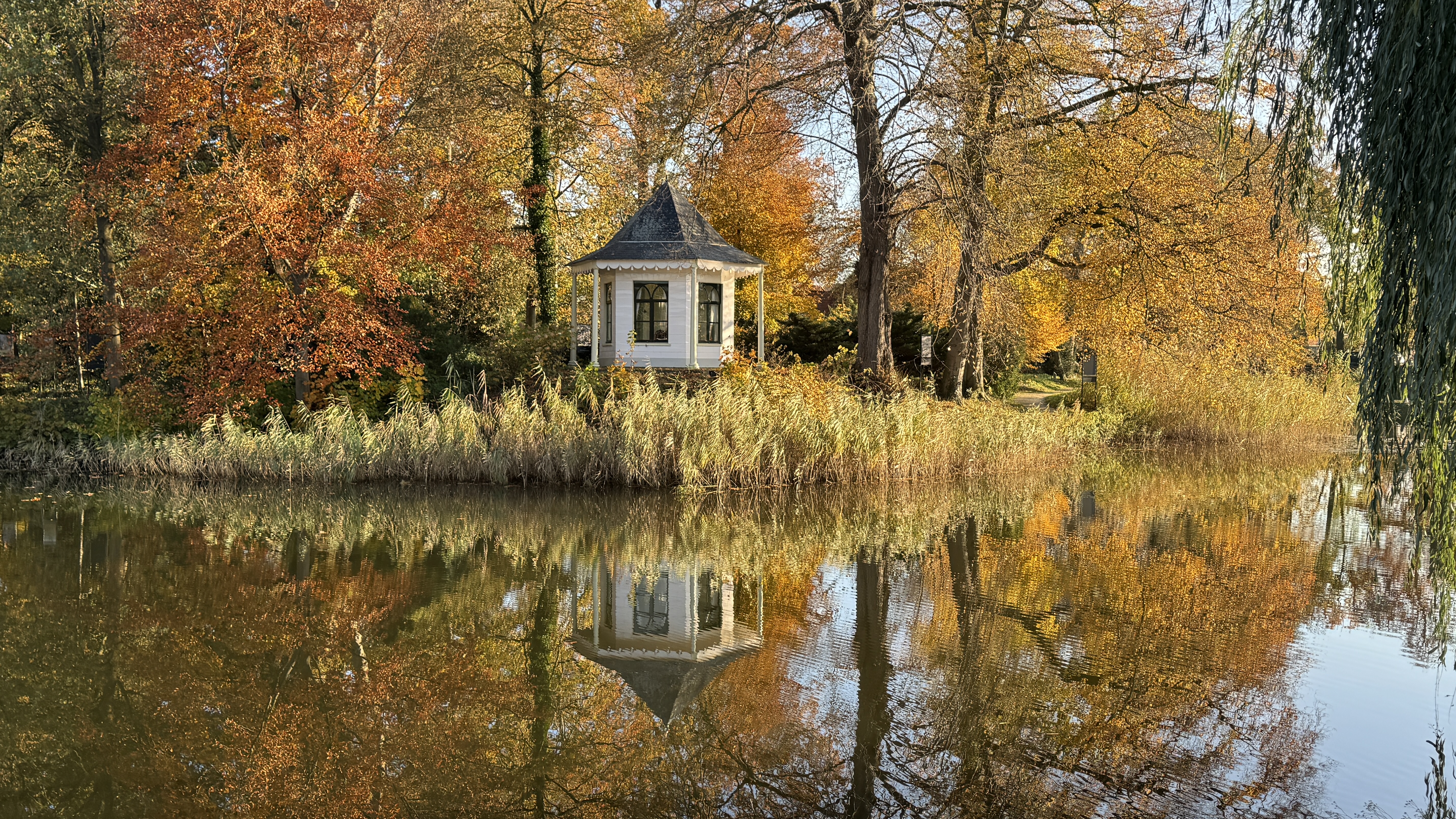 Het mini stadje Bredevoort ligt er in de herfst mooi bij.