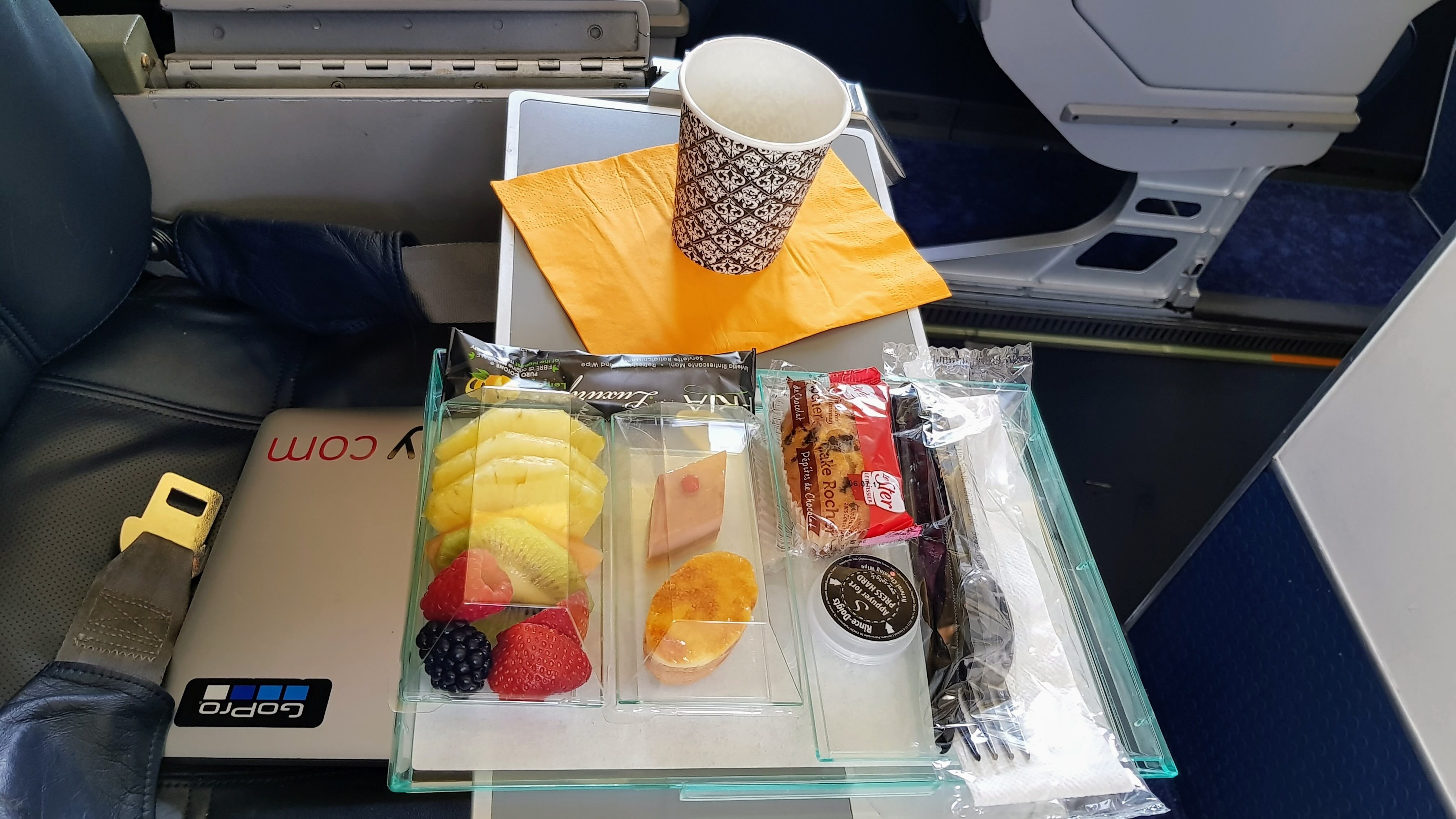 Business Class lunch in het vliegtuig op een vlucht binnen Europa