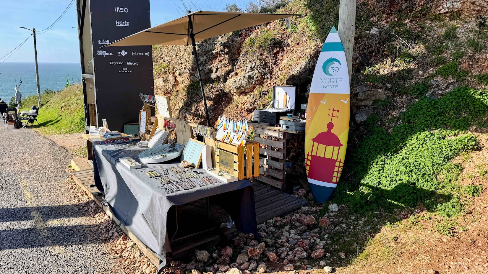 Kraampje met surf souvenirs in Nazaré