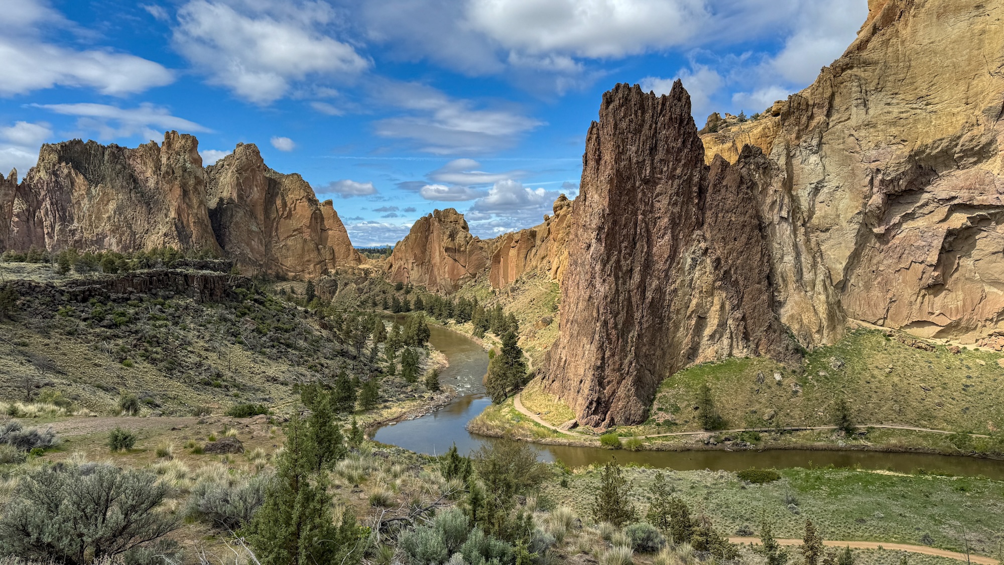 Berg met een rivier in Oregon, Amerika