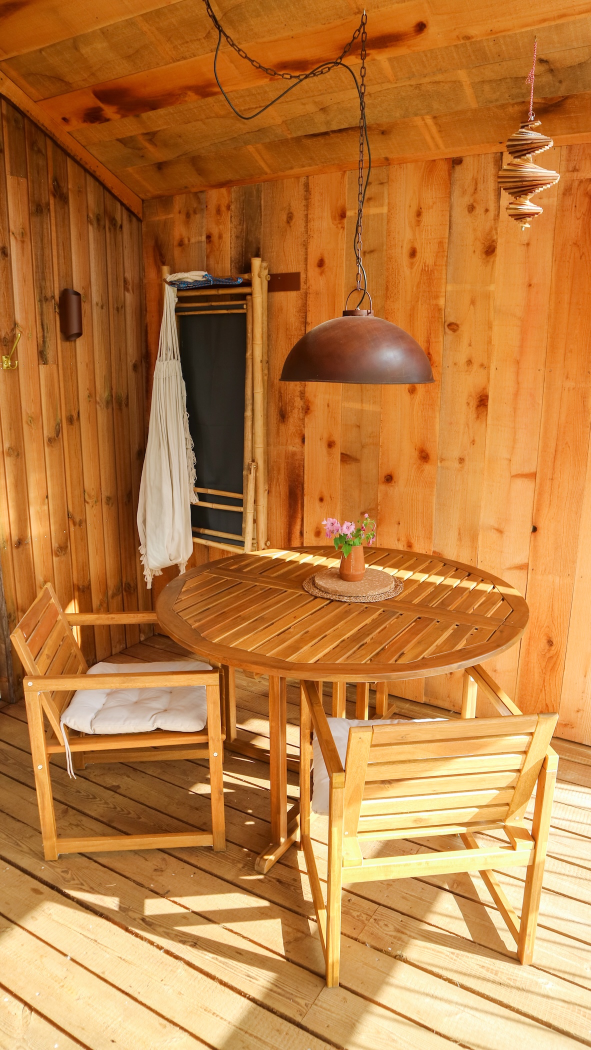 Het terras van de Valley Cabin van Camp Adventure