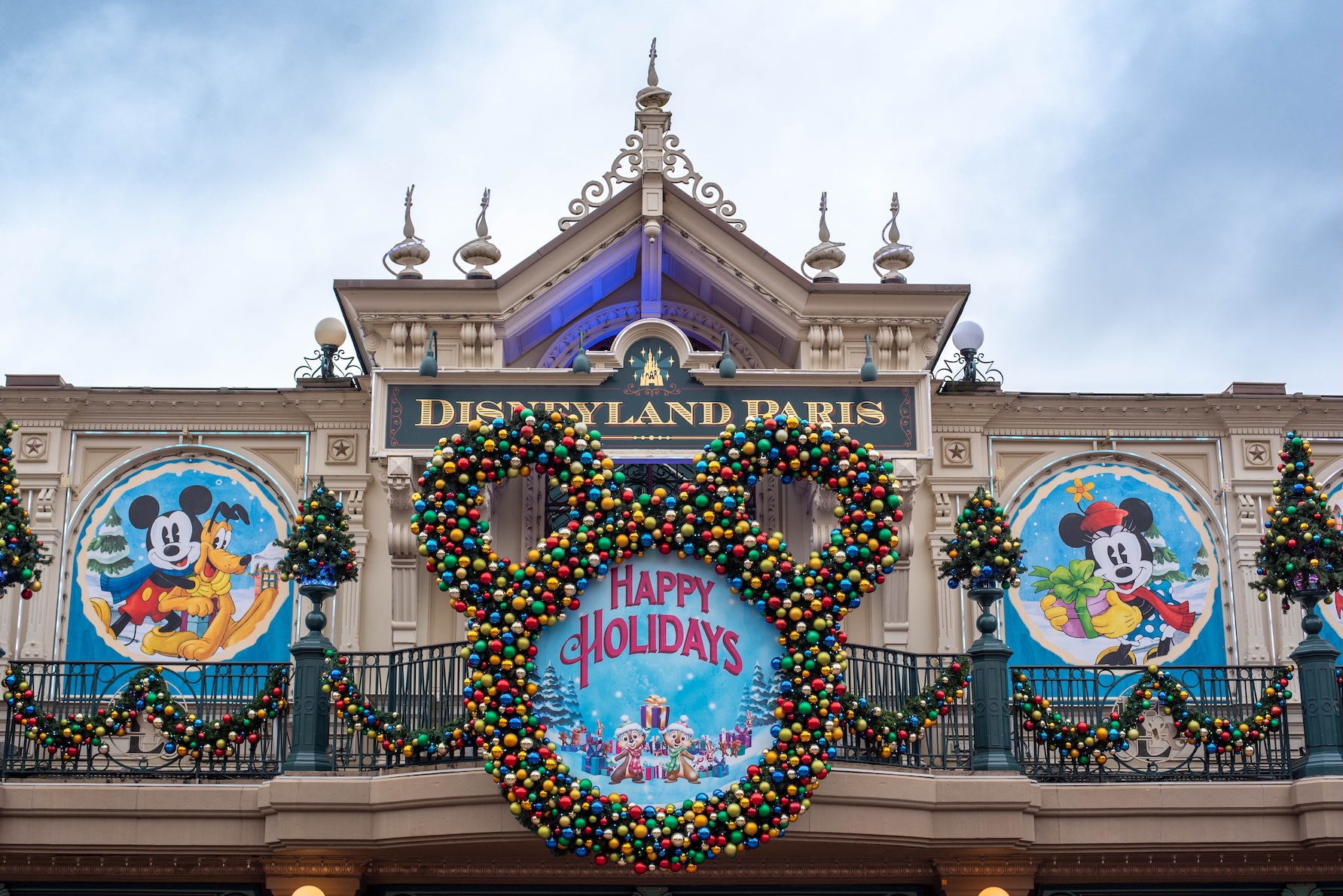 Ingang van Disneyland Parijs met kerst