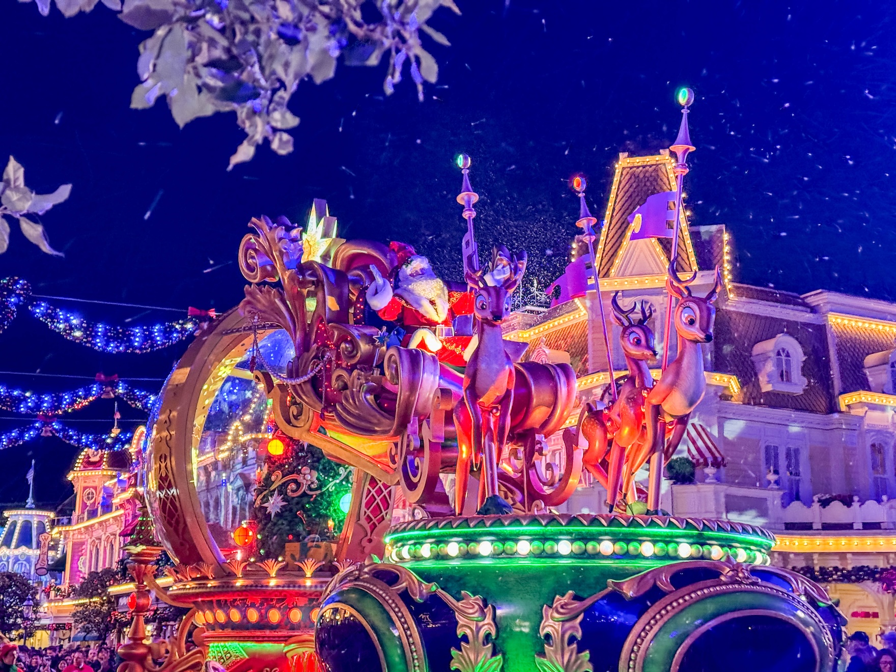 Kerstman tijdens de Disneyland kerstparade in Parijs