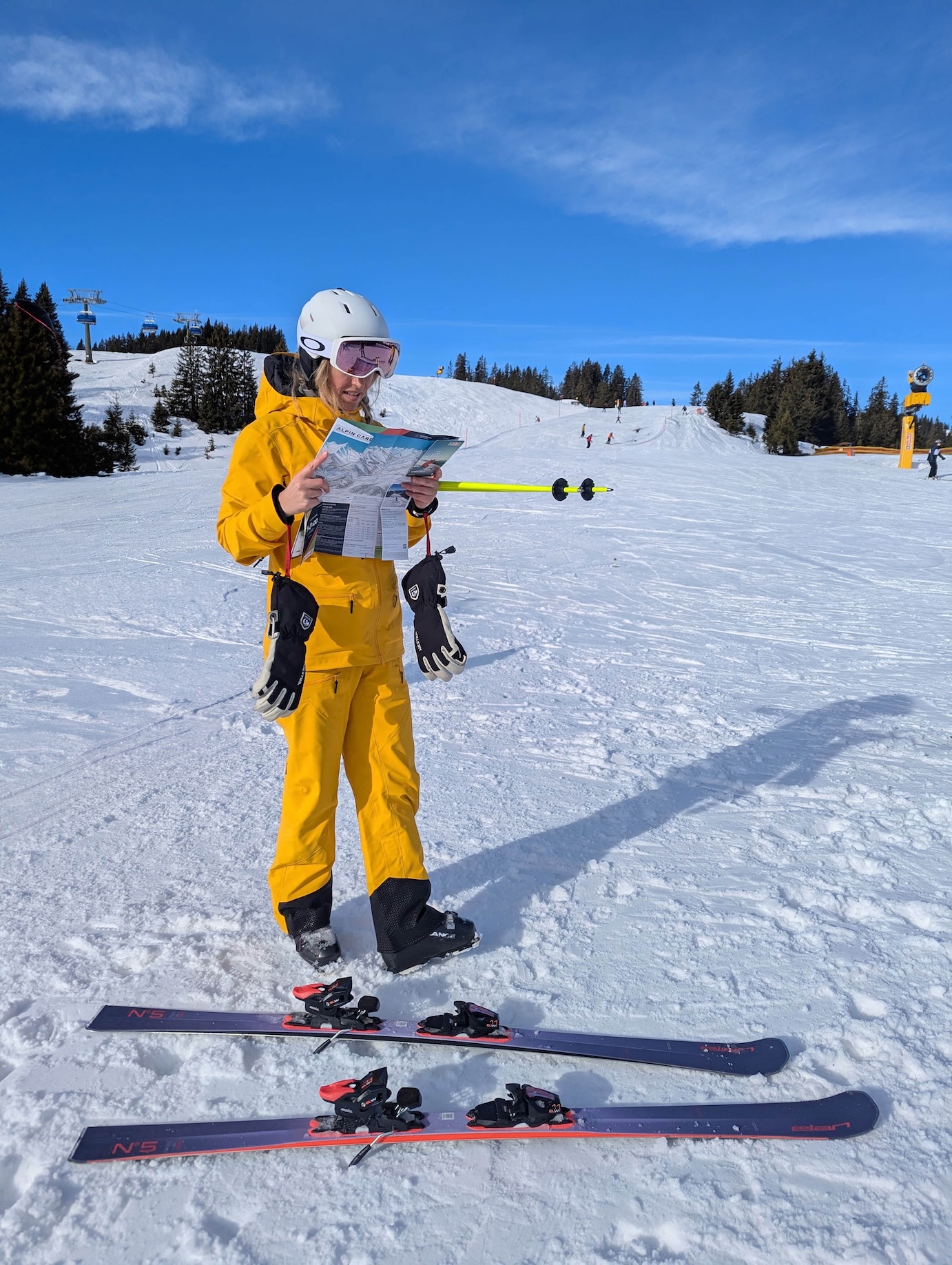 Skiër leest de pistekaart