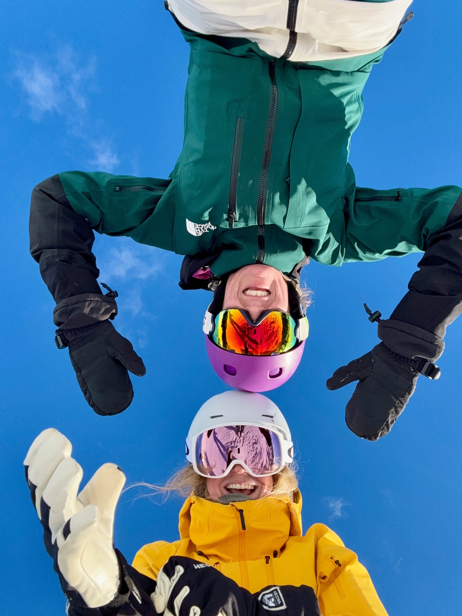 Skiërs in de sneeuw