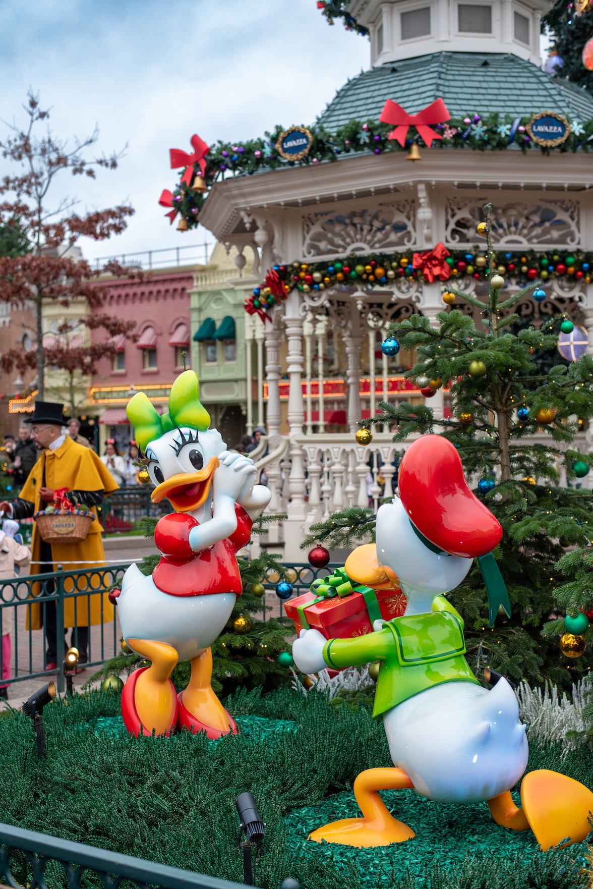 Katrien en Donald Duck in kerstsfeer in Disneyland Parijs