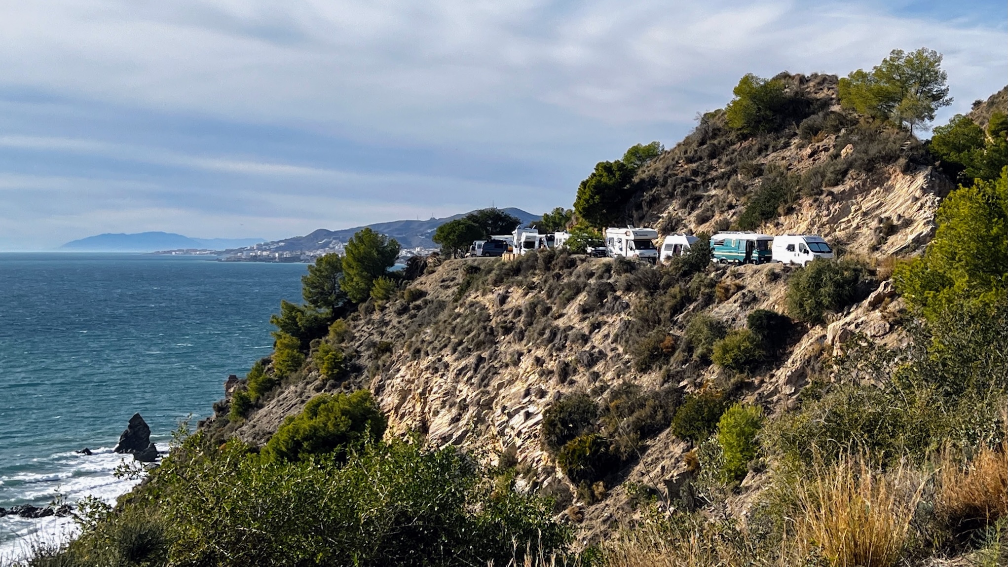 Campers aan de kust in Spanje