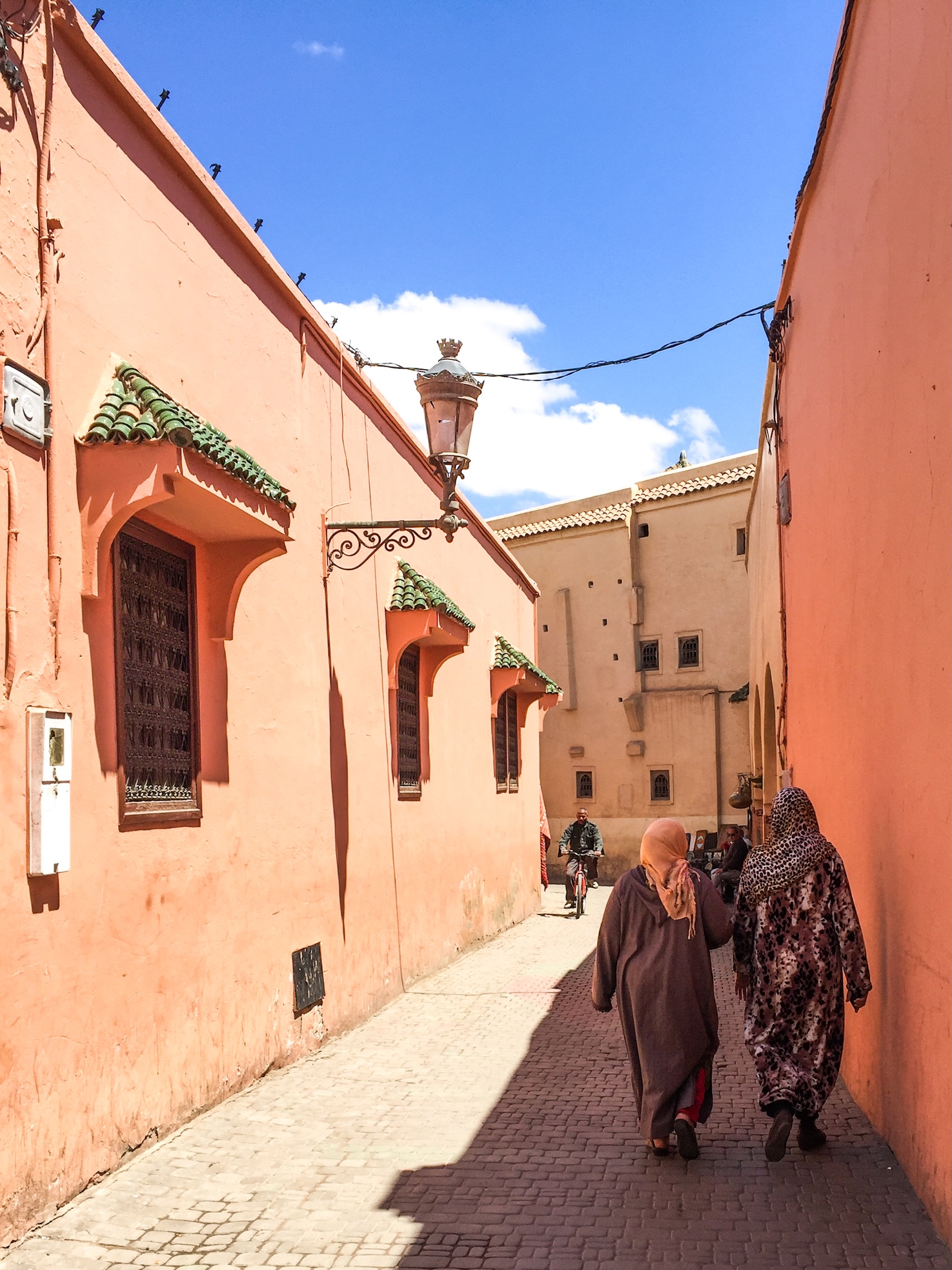 Vrouwen wandelen door de medina in Marrakech