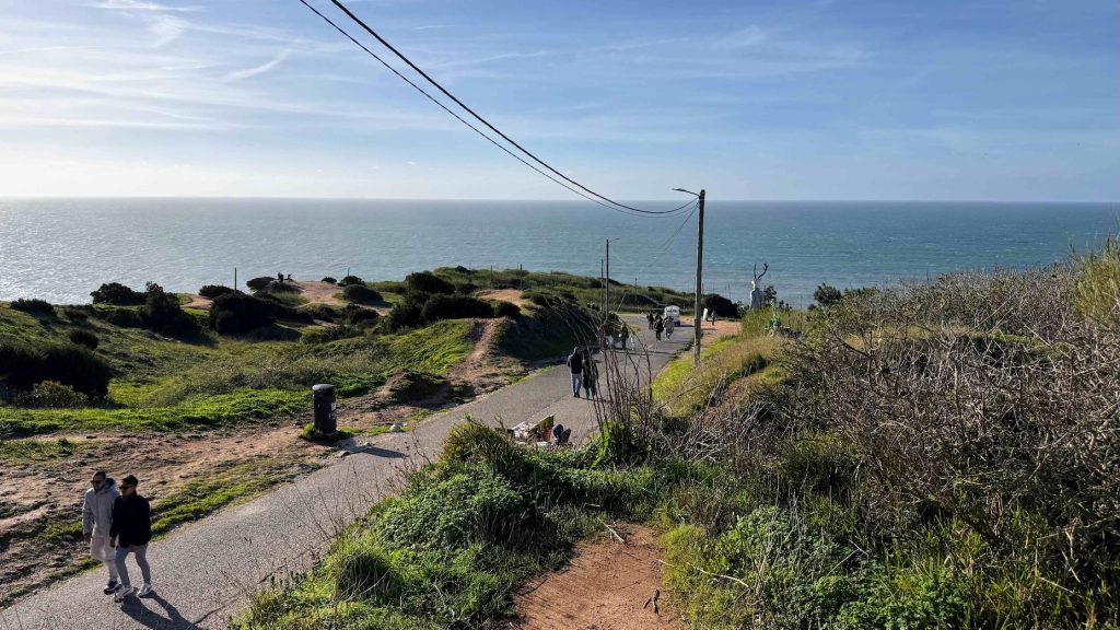 Voetpad naar het strand in Nazaré