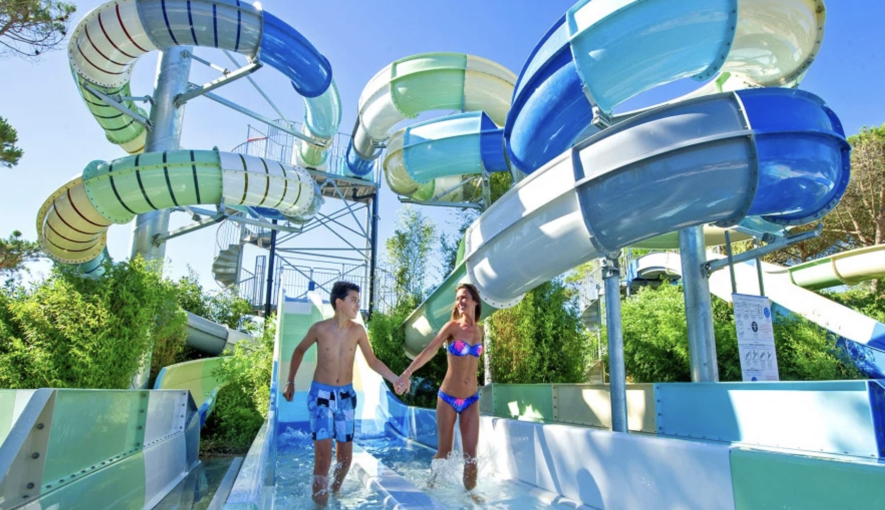 Zwembaden met glijbanen van Camping Le Castellas