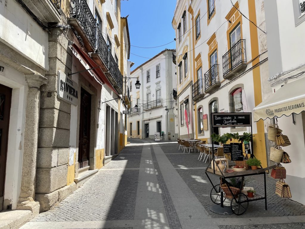 Witte huizen in het centrum van Evora
