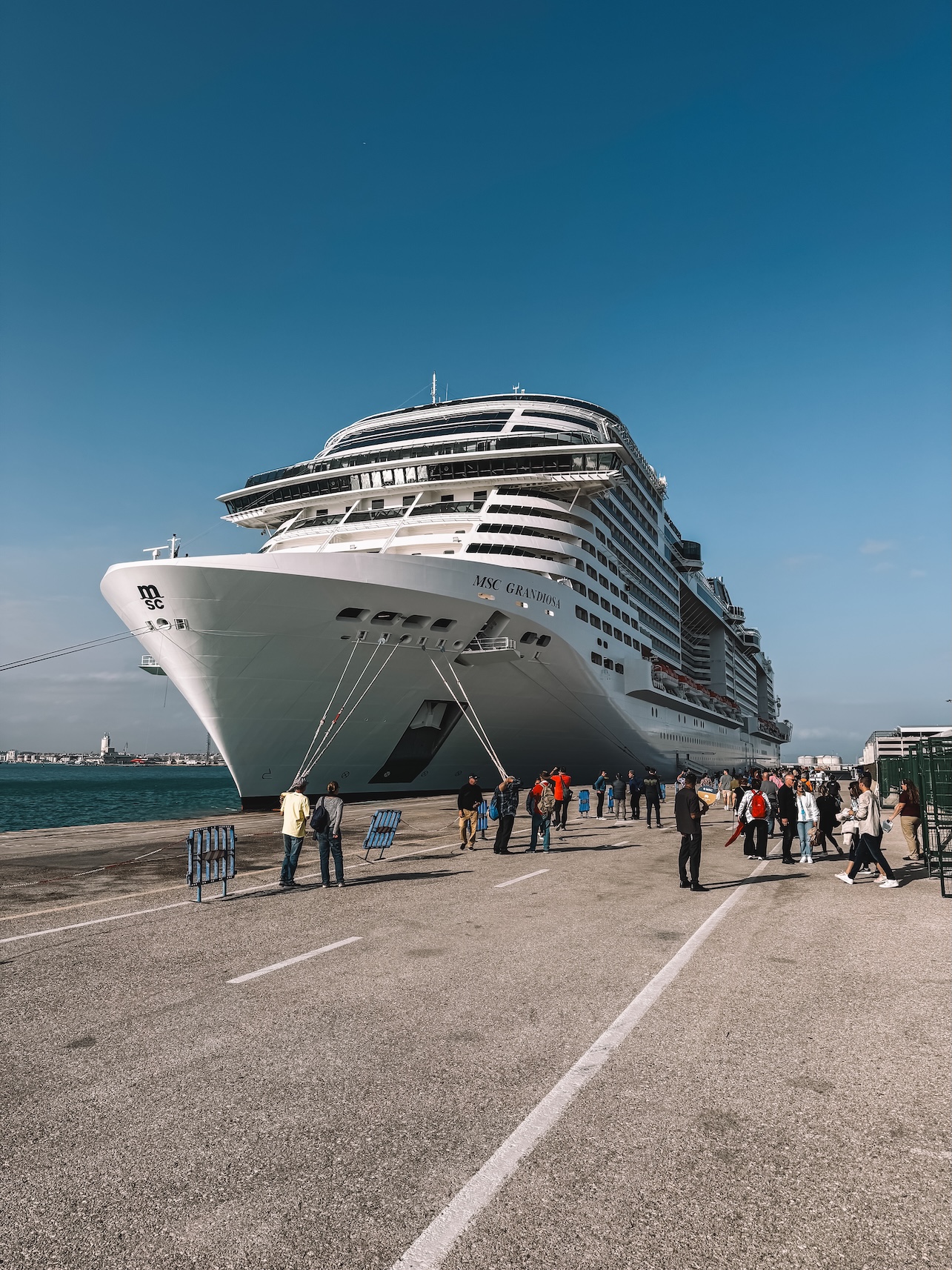 MSC Grandiosa in de haven van Napels