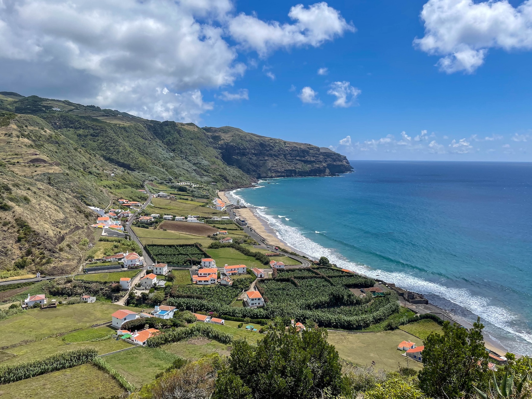 Dorpje aan de kust op de Azoren