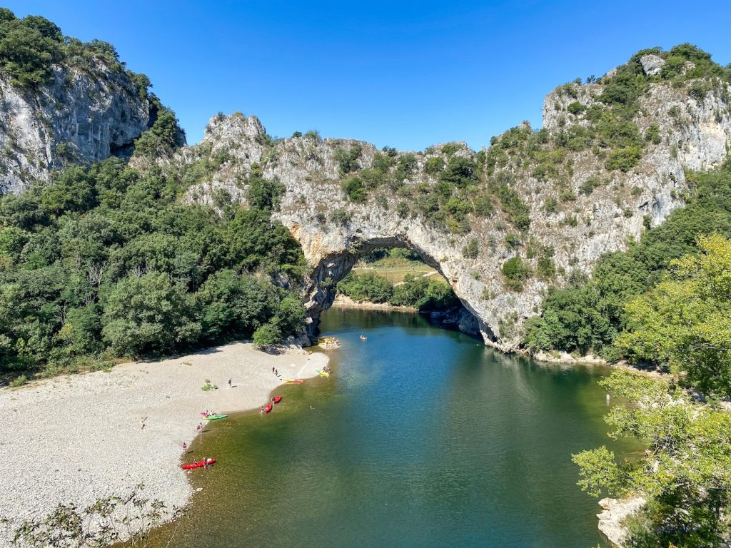 De beroemde boogbrug van Vallon-Pont-d'Arc