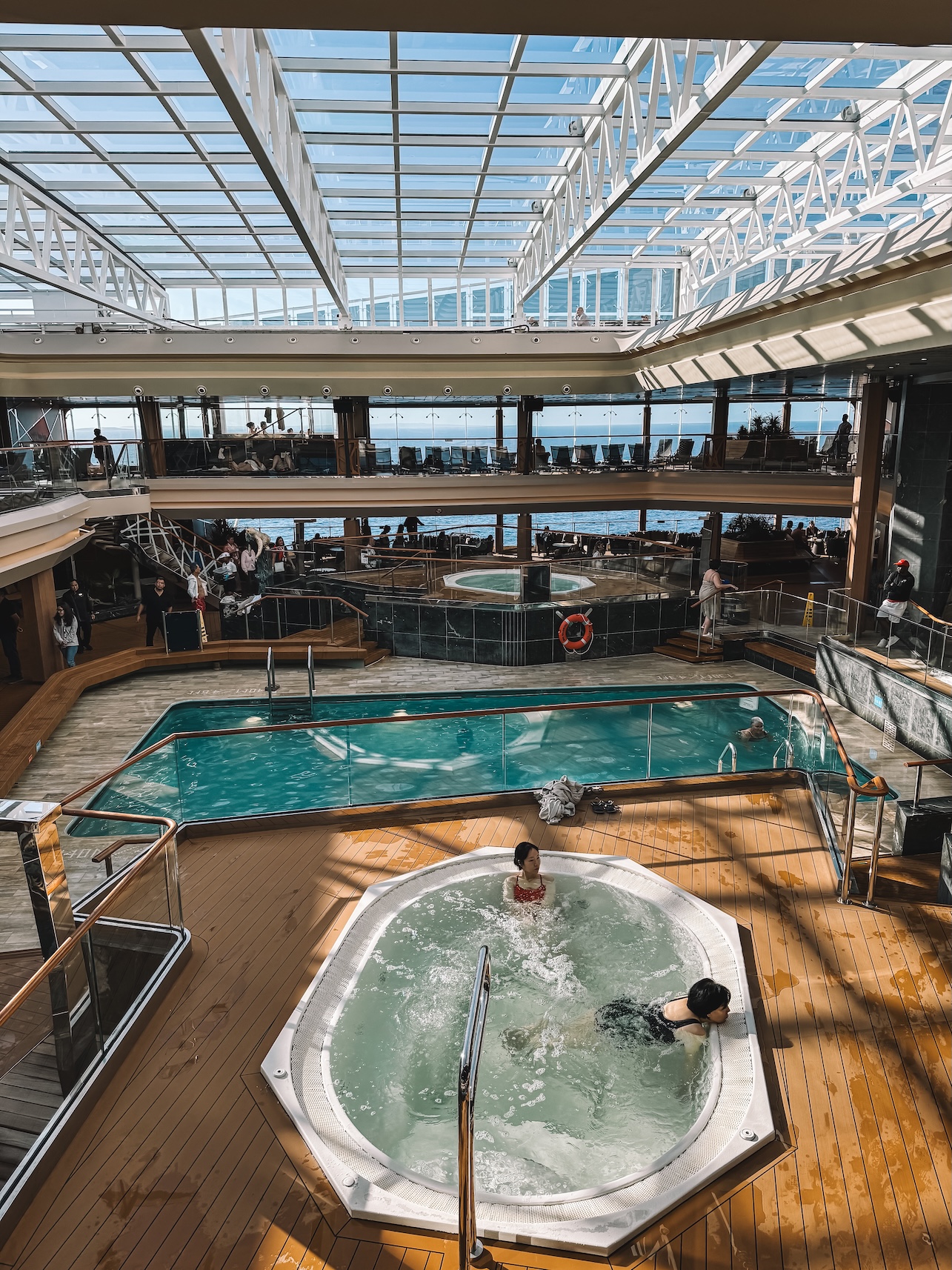 Binnenzwembaden van MSC cruise Grandiosa