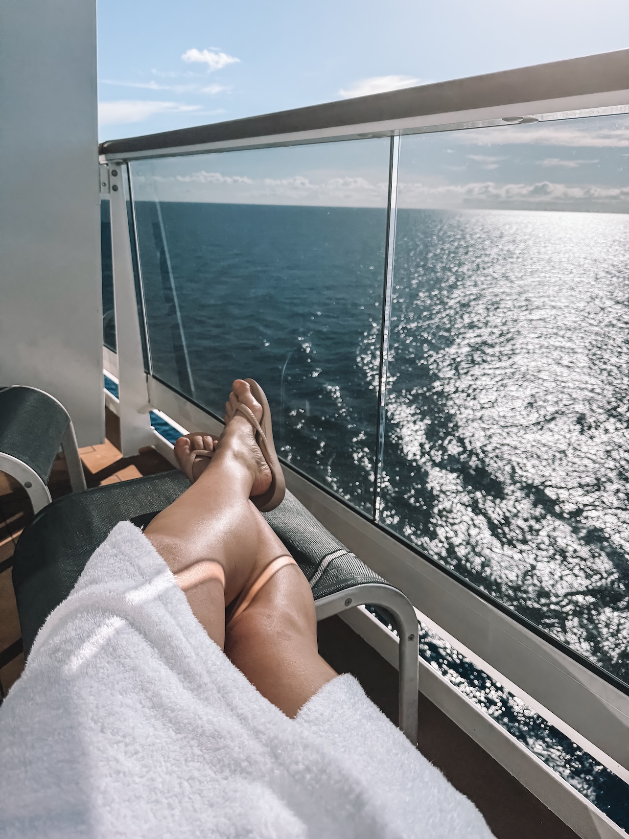 Uitzicht op zee vanuit de hut van een cruiseboot